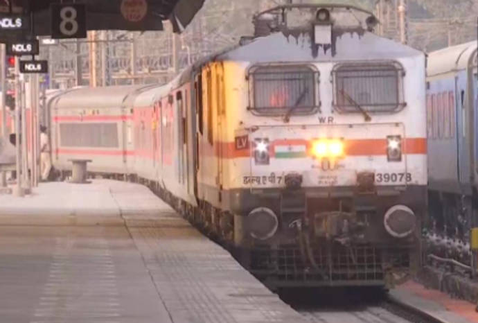 Indian Railways: होली से पहले 28 ट्रेनें रद्द, घर जानें का है प्लान तो पढ़ें ये खबर