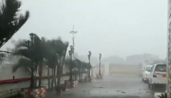 Cyclone Yaas: पश्चिम बंगाल और ओडिशा में तेज हवाओं के साथ बारिश, देखें वीडियो