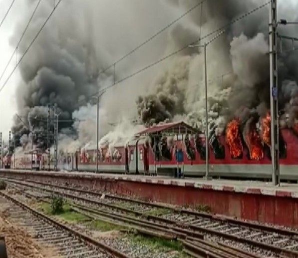 अग्निपथ योजना को लेकर बलिया और बिहार में ट्रेन में लगाई आग, देखें वीडियो