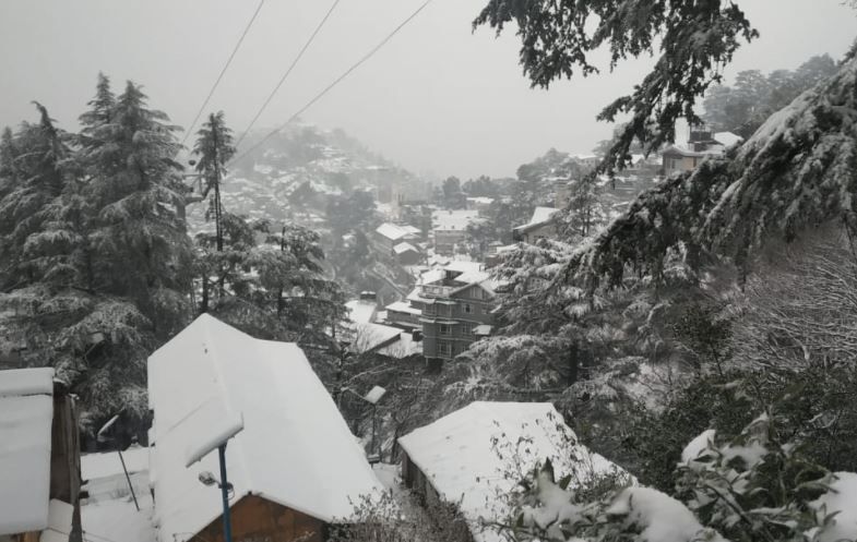 हिमाचल प्रदेश में हुई तेज बर्फबारी, घरों और गाड़ियों में चढ़ गई बर्फ की परत, देखिए Video