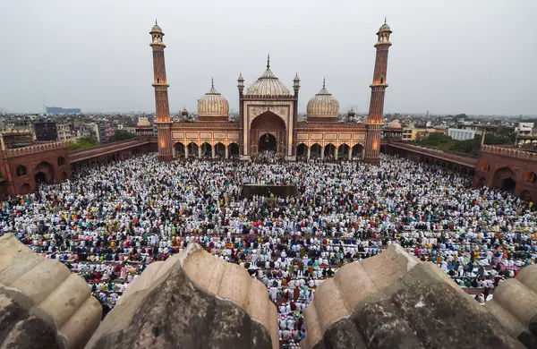 Photo: देशभर में मनाई जा रही बकरीद, मस्जिदों में अधिक संख्या में जुटे लोग