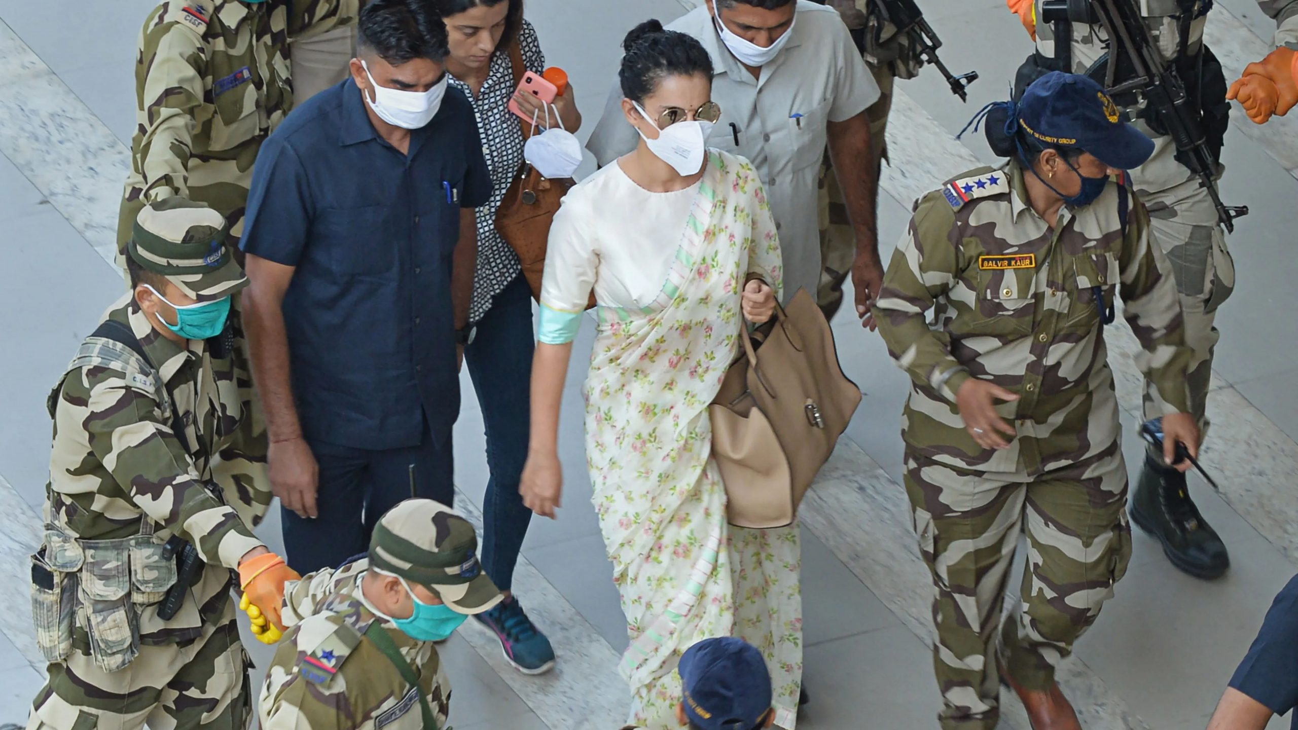 कंगना की मुंबई  विमान यात्रा के दौरान ‘सुरक्षा का उल्लंघन’, DGCA ने IndiGo से मांगी रिपोर्ट