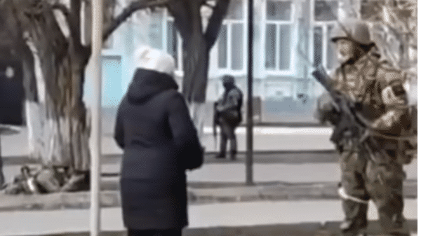 रूसी सैनिक से इस तरह भिड़ी यूक्रेनी महिला की सब रह गए दंग, वीडियो वायरल
