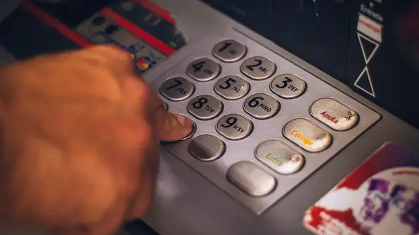 ATM से निकल जाए कटे-फटे नोट तो बिल्कुल न घबराए, ऐसे चुटकियों में होंगे चेंज