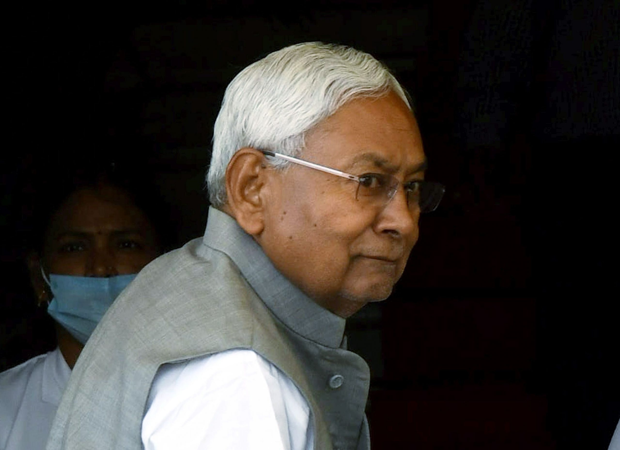 बिहार के CM नीतीश कुमार को  घूंसा मारने की कोशिश, सुरक्षा में हुई बड़ी चूक