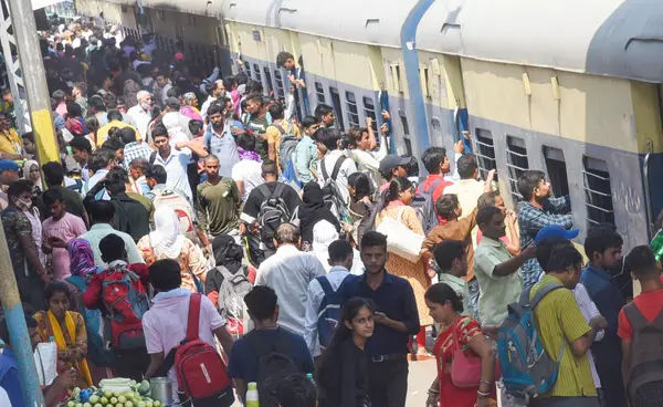 Indian Railways की नई सुविधा, लंबी लाइन से मिलेगी निजात, जल्दी ट‍िकट मिलेगा