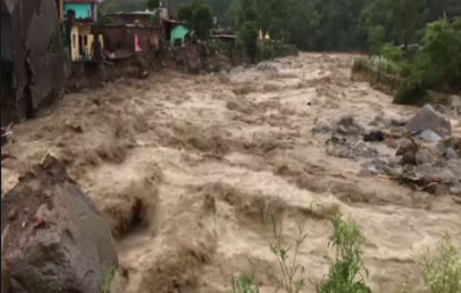 कुदरत का कहरः हिमाचल में बादल फटने से तबाही का मंजर, देखें वीडियो