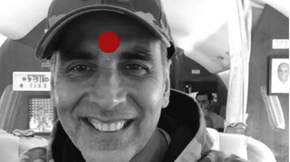 अक्षय कुमार और तुषार कपूर ने लगाई ‘लाल बिंदी’, तस्वीर शेयर करते हुए दिया ये मैसेज