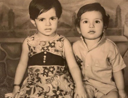 फोटो में बहन के साथ बैठा ये बच्चा आज है बॉलीवुड का सुपरस्टार, आप भी देखें
