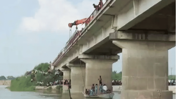 UP: हरदोई में बड़ा हादसा, 24 लोगों से भरी ट्रैक्टर-ट्रॉली गर्रा नदी में गिरी