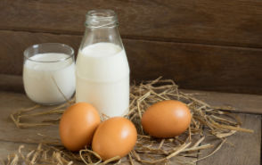 कच्चा अंडा और दूध अच्छा है, मगर क्या आप इनसे होने वाले येे 5 नुकसान जानते हैं?