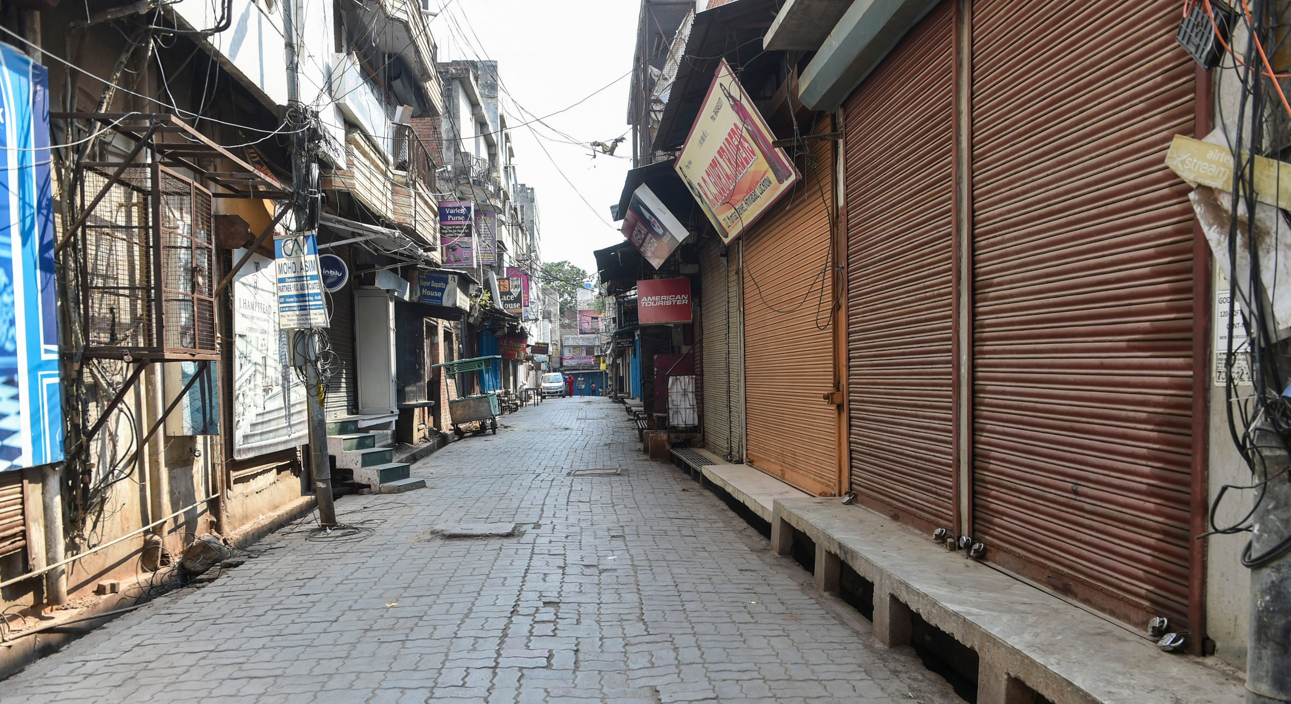 यूपी: लखनऊ, मेरठ, सहारनपुर और गोरखपुर में कोरोना कर्फ्यू जारी, बाकी जिलों को मिली छूट