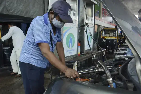 Petrol, diesel prices 15 April: जानें आज किस रेट पर बिक रहा है पेट्रोल-डीजल
