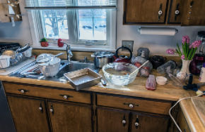 Kitchen Hacks: किस वजह से आती है किचन की अलमारी से बदबू? जानें इसे दूर करने के उपाय