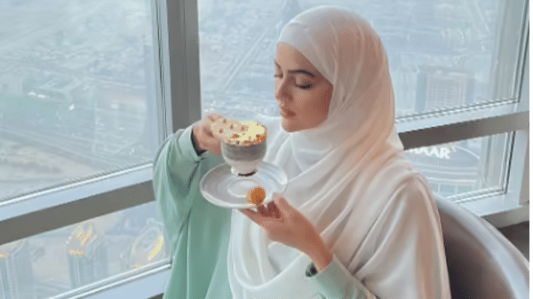 Sana Khan ने बुर्ज खलीफा में पी 24K गोल्ड प्लेटेड चाय, कीमत सुनकर लगेगा झटका