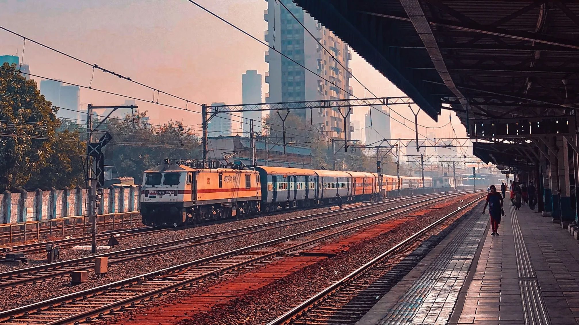 Indian Railway: दिल्ली से यूपी आने वाली कुछ ट्रेनों के बदले रूट तो कई हुईं रद्द, देख लें लिस्ट