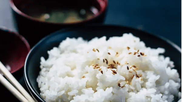चावल या रोटी, जानें खाने में पहले क्या खाना चाहिए