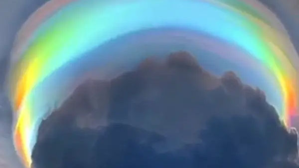 Viral Video: बादल दिखने लगा इंद्रधनुष, शानदार नजारा देखकर लोग रह गए चकित!
