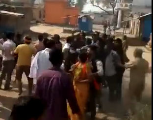 बलिया में BJP महिला प्रत्याशी ने सपा कार्यकर्ता का पकड़ा कॉलर, मारपीट का वीडियो वायरल