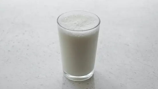 दूध में चीनी मिलाकर पीते हैं तो हो जाए सावधान! नुकसान जानकर लगेगा झटका
