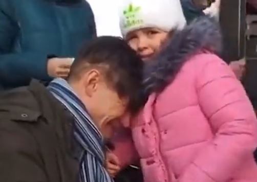 Ukraine Russia War: जंग पर जाने से पहले बेटी को गले लगाकर खूब रोया पिता, देखें इमोशनल वीडियो