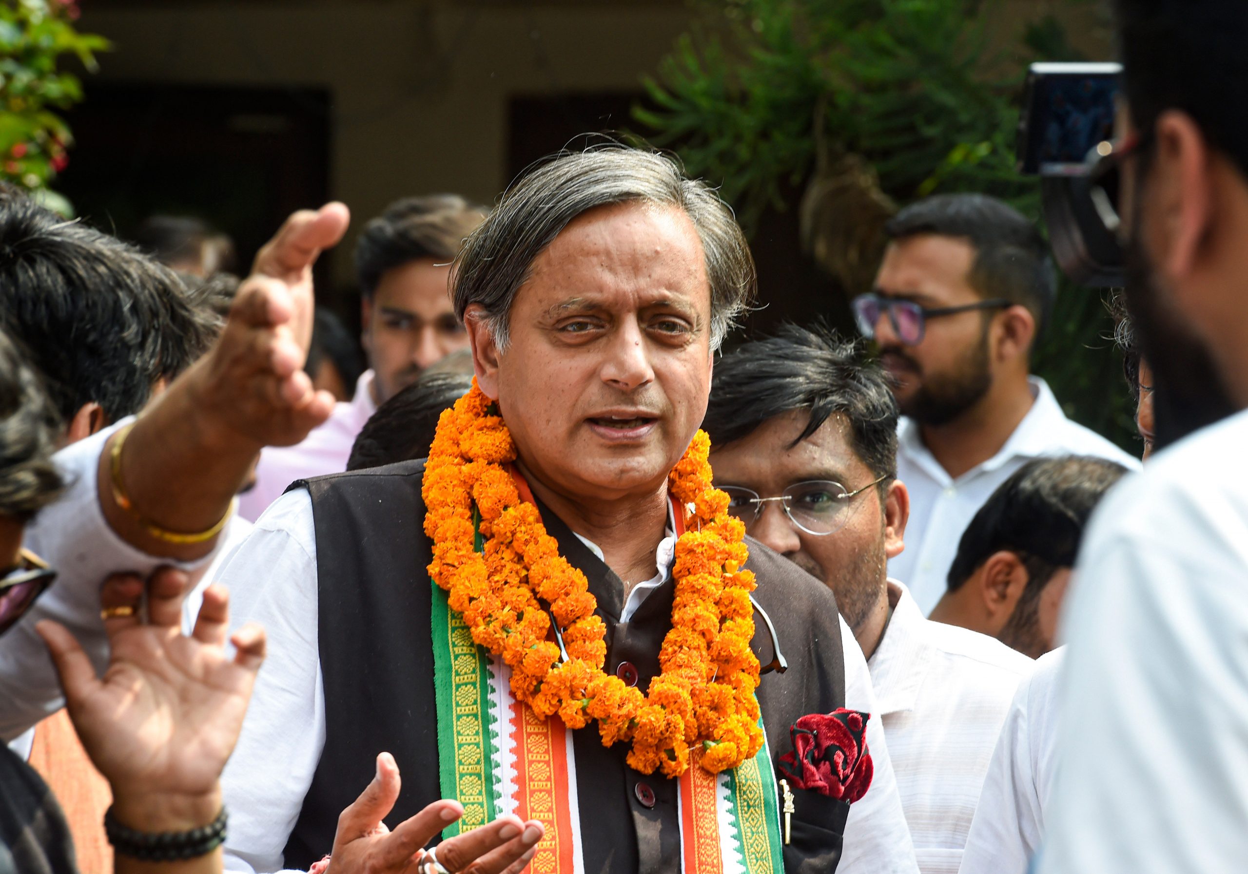 Mallikarjun Kharge Vs Shashi Tharoor: राजनीतिक अनुभव और संपत्ति के मामले में किसका पलड़ा है भारी?