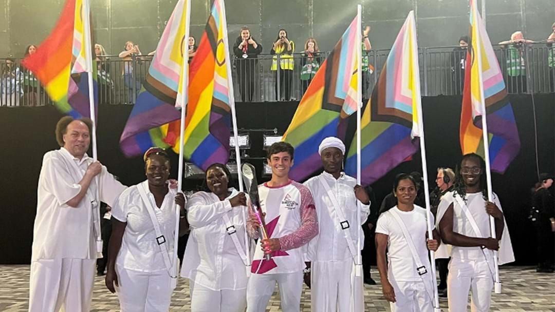 राष्ट्रमंडल खेलों के उद्घाटन में भारतीय एथलीट दुती चंद ने LGBTQ+ का झंडा फहराया