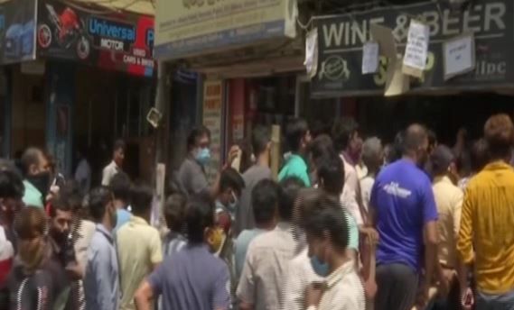 Video: दिल्ली में शराब की दुकानों पर लगी भीड़, आज रात 10 बजे से लागू होगा 6 दिन का लॉकडाउन