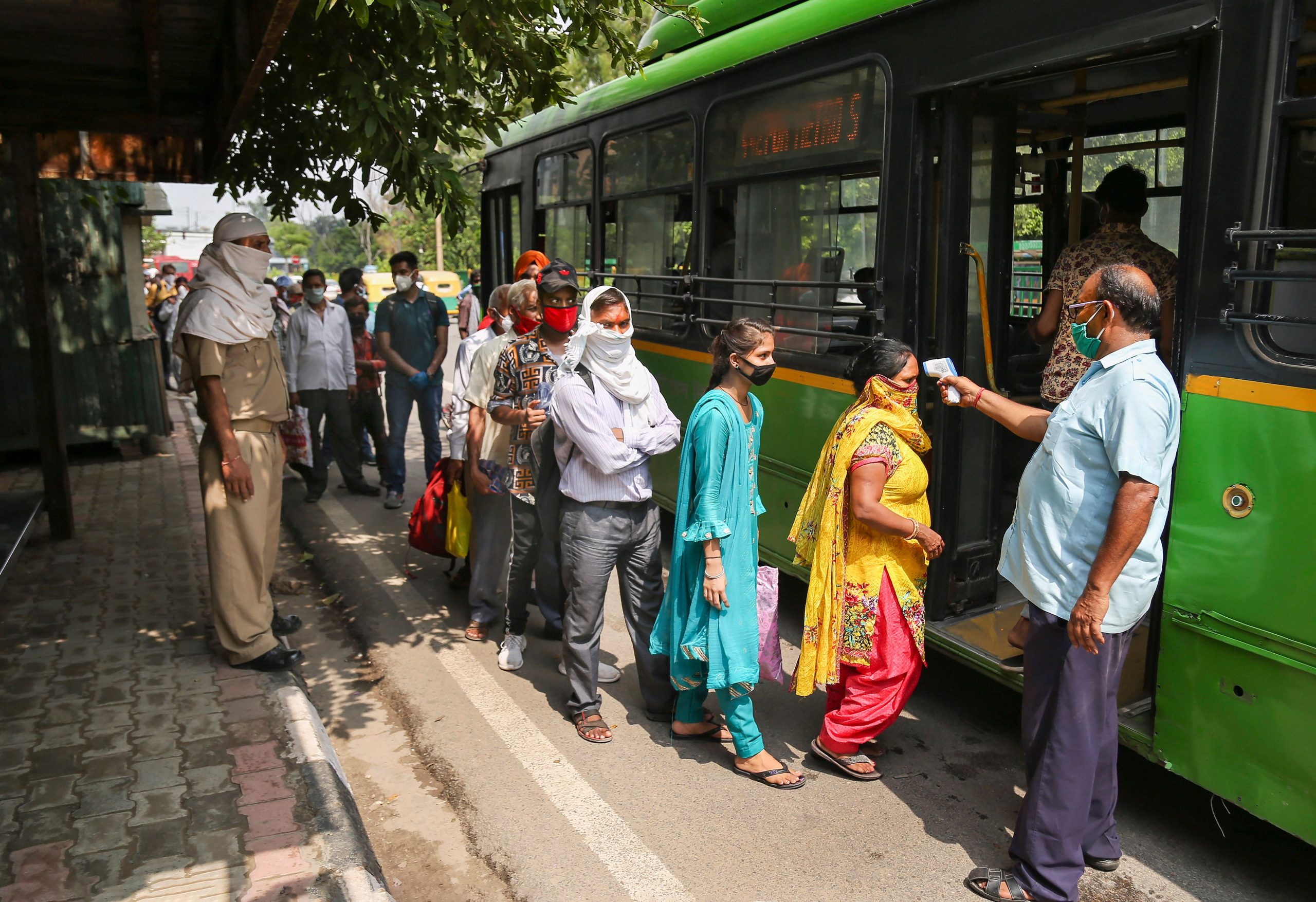 अब दिल्ली की DTC बसों में मोबाइल पर मिलेगा टिकट, पहले 29 बसों में होगा ट्रायल