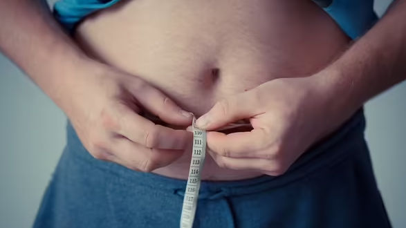 आपके पेट की चर्बी बढ़ने के पीछे हो सकती हैं ये गलतियां, पहचान कर आज से ही करें सुधार
