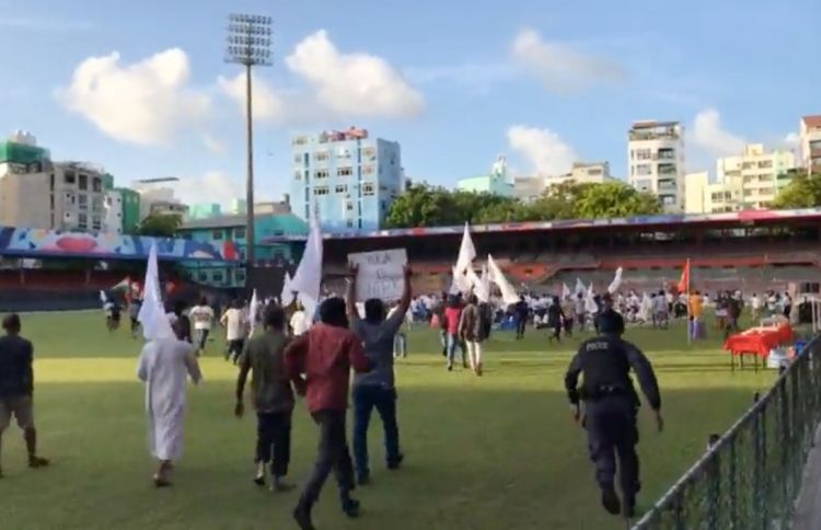 मालदीव में योग कर रहे लोगों को मुस्लिम भीड़ ने भगाया, VIDEO वायरल