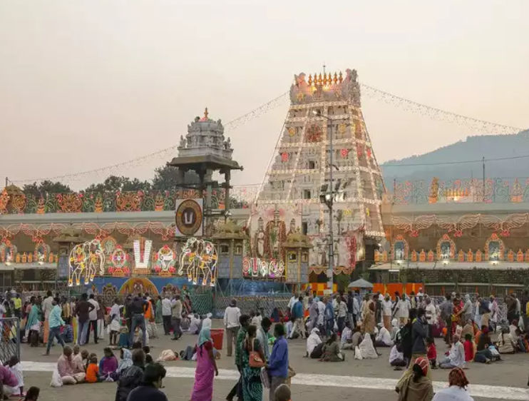ये है भारत का सबसे धनी मंदिर, सालों से खुद जलता है दीपक