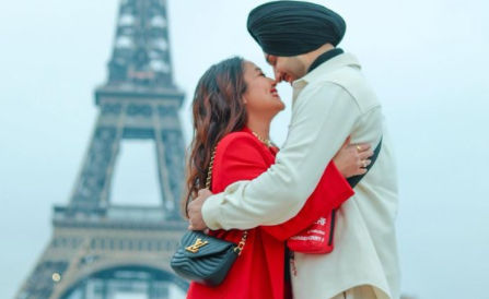 नेहा कक्कड़ और रोहनप्रीत सिंह Eiffel Tower के सामने हुए रोमांटिक, देखें वायरल तस्वीरें