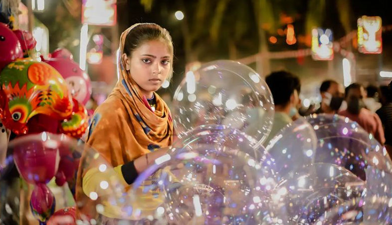 रातों रात बदली गुब्बारा बेचने वाली लड़की की किस्मत, बन गई हीरोइन