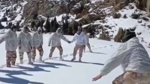 Video: बर्फीले पहाड़ों पर ITBP के जवानों ने खेली कबड्डी, आप भी देखें हिमवीरों का जोश