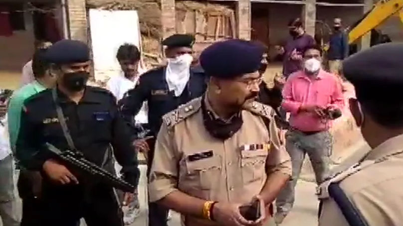 कानपुर में अपराधी को पकड़ने गई पुलिस टीम पर फायरिंग, DSP समेत 8 पुलिसकर्मी शहीद