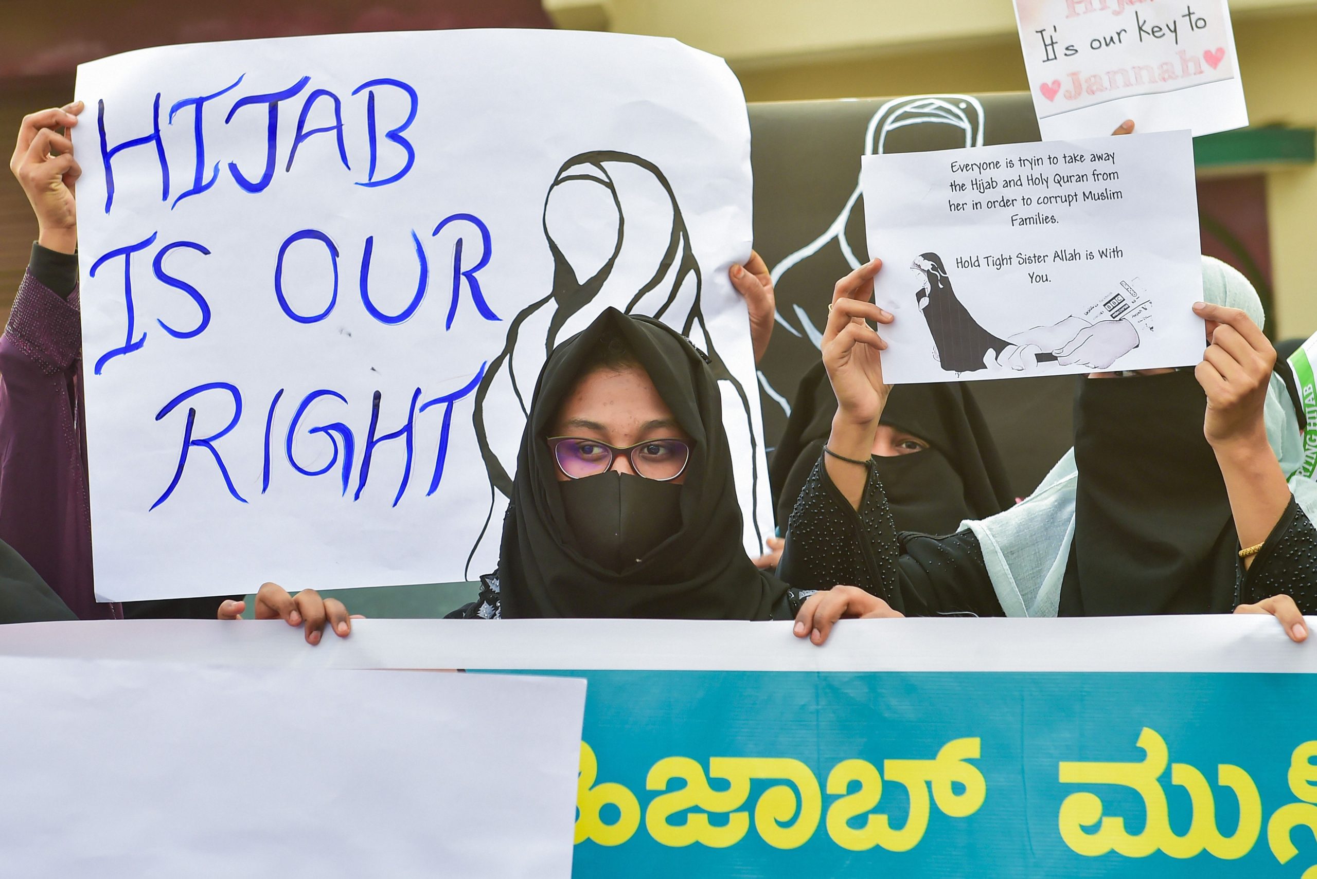 हिजाब विवाद: कर्नाटक में  सभी स्कूल-कॉलेज तीन दिनों के लिए बंद किए गए