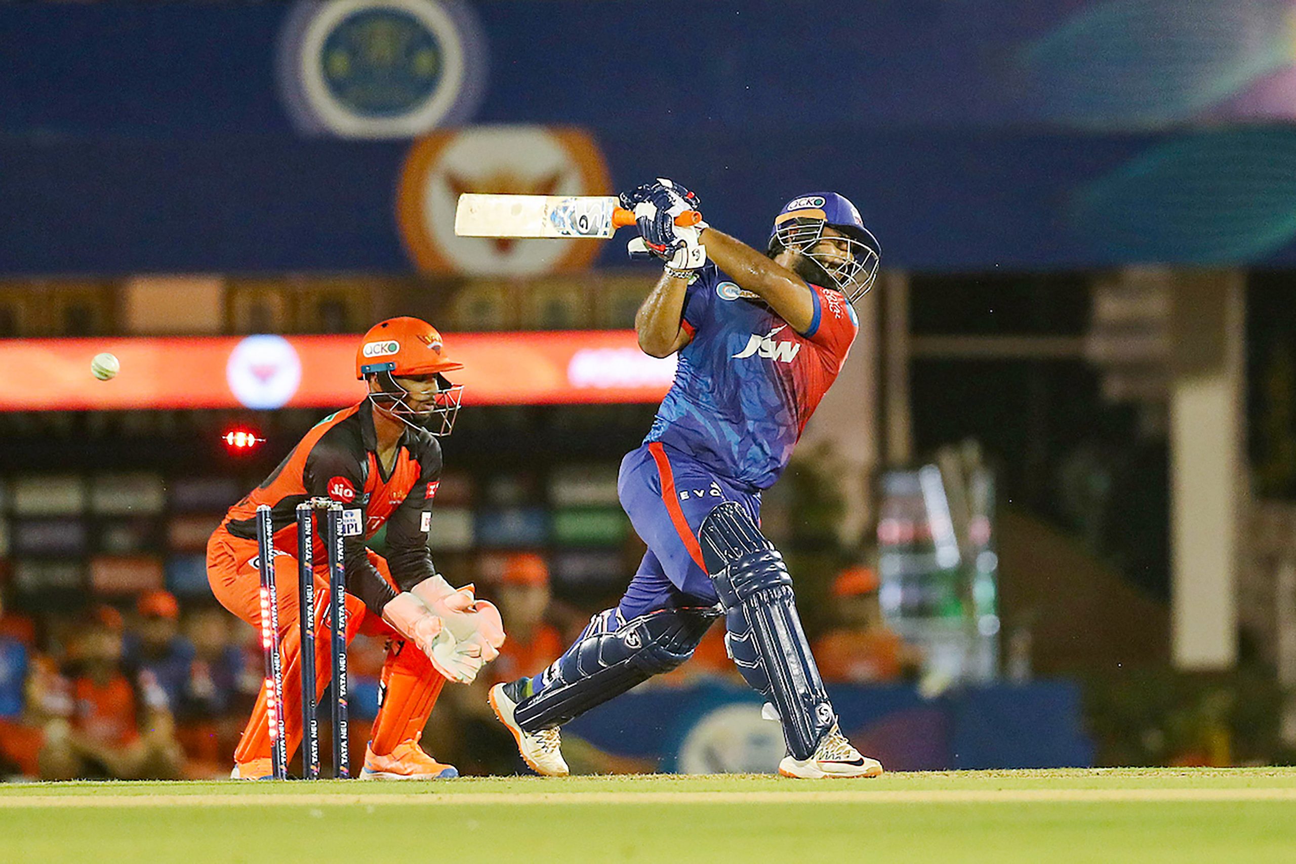 VIDEO: Rishabh Pant हैट्रिक छक्के और बाउंड्री के बाद कैसे श्रेयस की गेंद में फंस गए