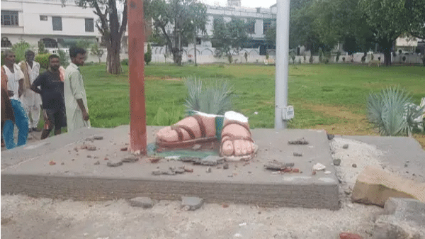 पंजाब: अज्ञात बदमाशों ने पार्क में लगी महात्मा गांधी की मूर्ति तोड़ी, केस दर्ज