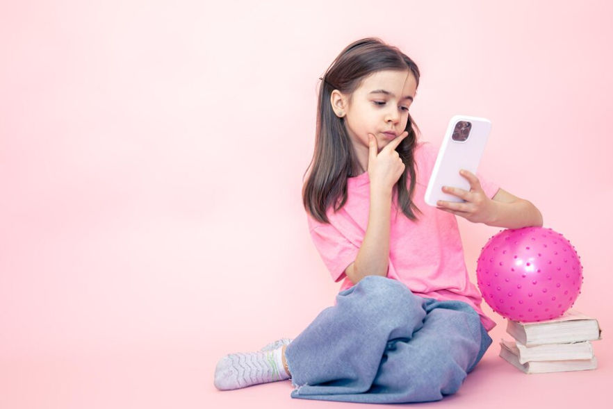 Phone Addiction: फोन की लत आपके बच्चे को कर रही है बर्बाद, इन तरीकों से तुरंत छुड़ाएं ये आदत