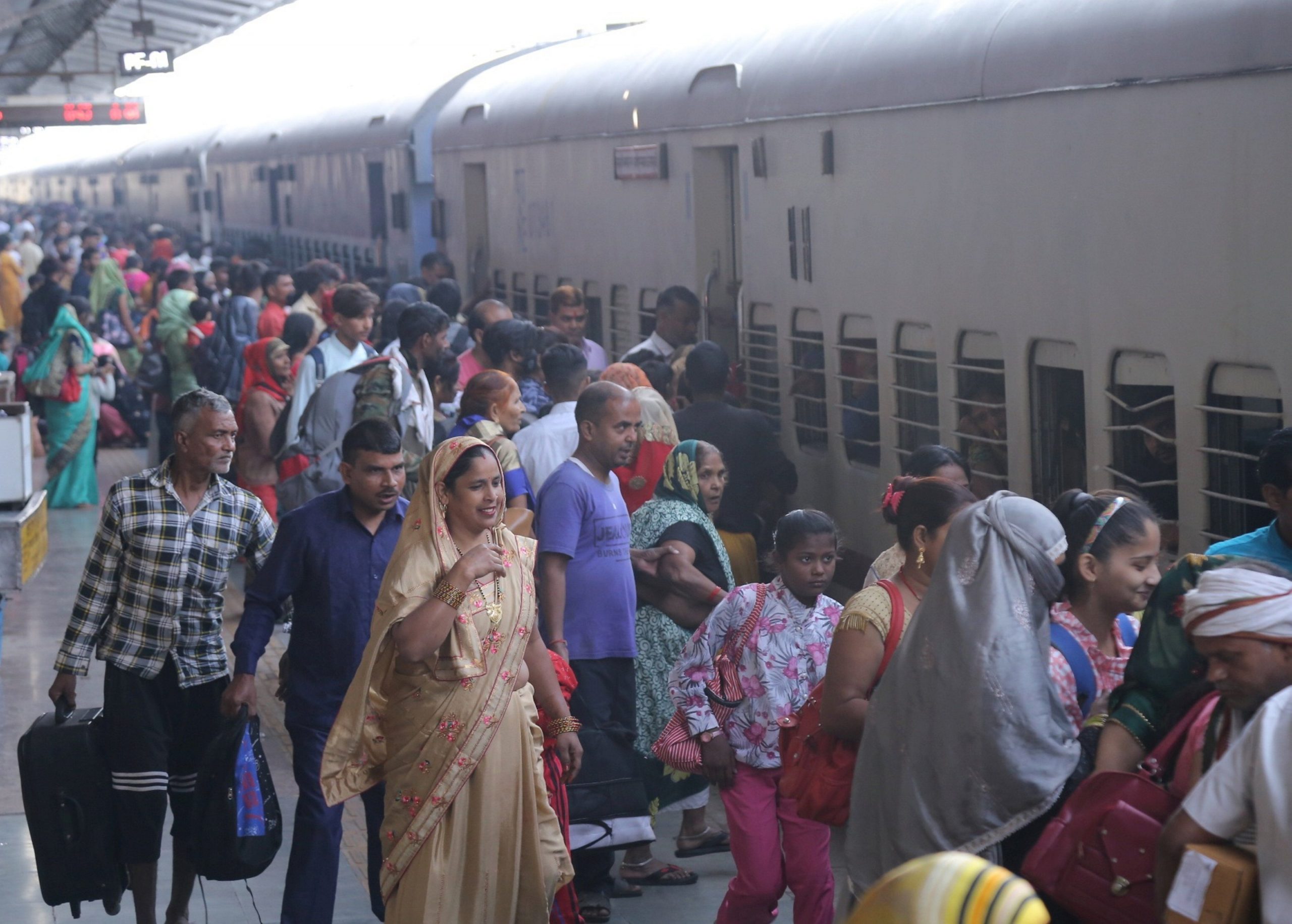 Indian Railways ने दी लोगों को बड़ी खुशखबरी! घटाए प्लेटफाॅर्म टिकट के दाम