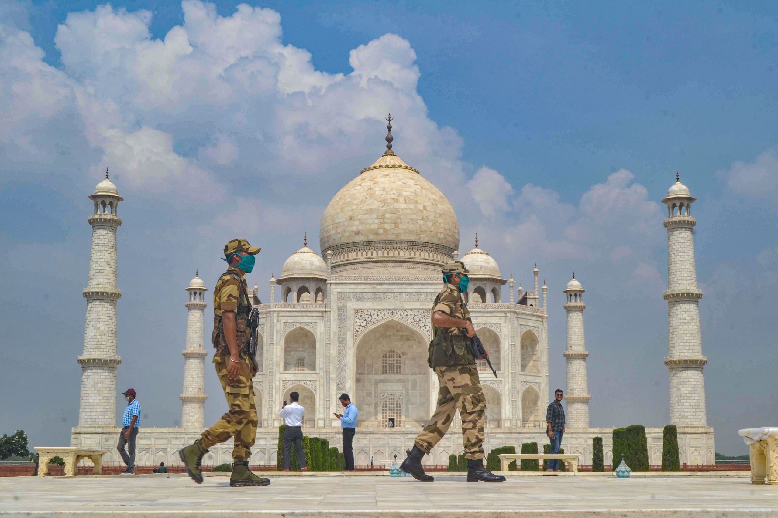 ताज महल में लहराया गया भगवा झंडा, चार युवक गिरफ्तार