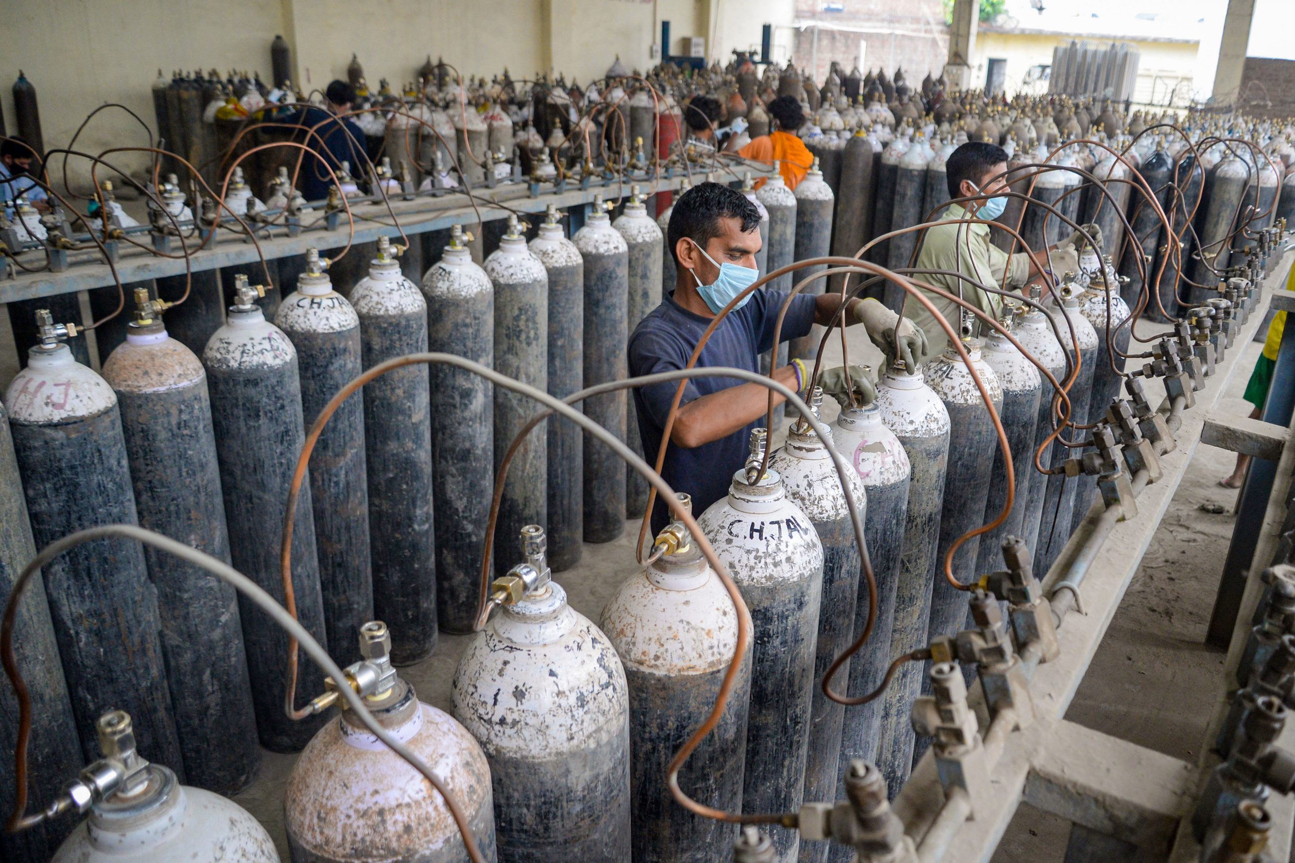 दिल्ली सरकार का आरोप- हरियाणा-यूपी रोक रहे ऑक्सीजन, केंद्र पैरामिलिट्री फोर्स लगाए