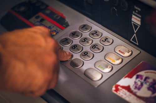 ATM में खत्म हुआ कैश तो बैंकों की खैर नहीं, 1 अक्टूबर से लागू होगी RBI की नई व्यवस्था