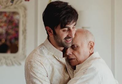 Ranbir Kapoor के गले लगकर इमोशनल हुए महेश भट्ट, वायरल हुई ये तस्वीरें