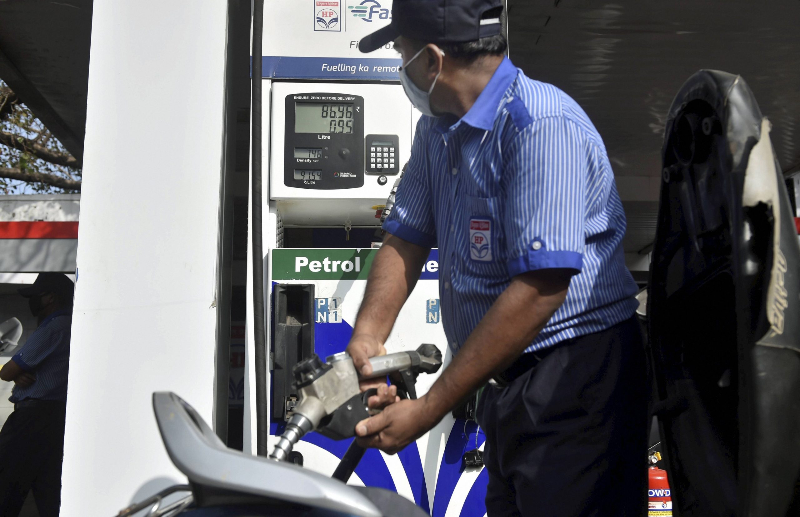 मुंबई में पेट्रोल 95 रुपये प्रति लीट, जानें केंद्र सरकार पेट्रोल-डीजल पर कितना लगा रही Excise duty
