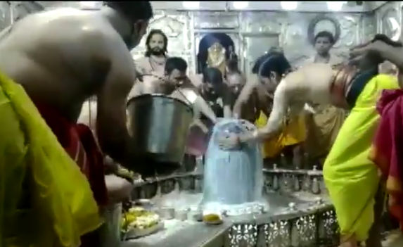 Mahashivratri पर उज्जैन महाकाल मंदिर में भगवान शिव का अभिषेक, देखें वीडियो