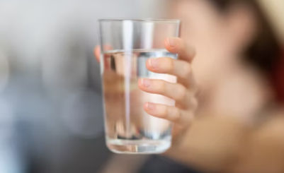 क्या आप भी सुबह में पीते हैं बांसी मुंह पानी? जानें इसके 5 जबरदस्त फायदे