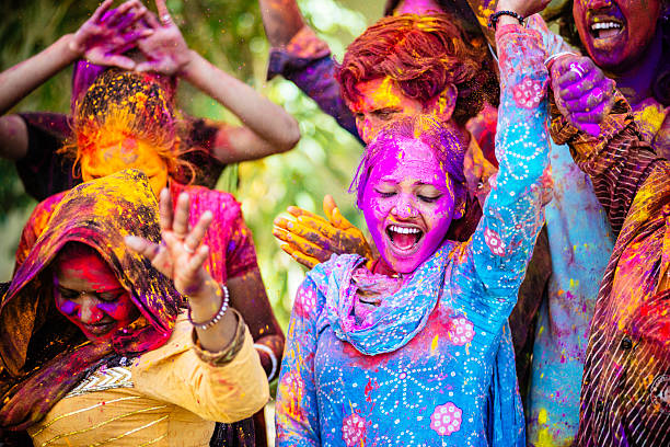 Holi wishes: इन रंग बिरंगे Wishes, Messages, Quotes, Images के साथ अपनों को भेजे होली की शुभकामनाएं
