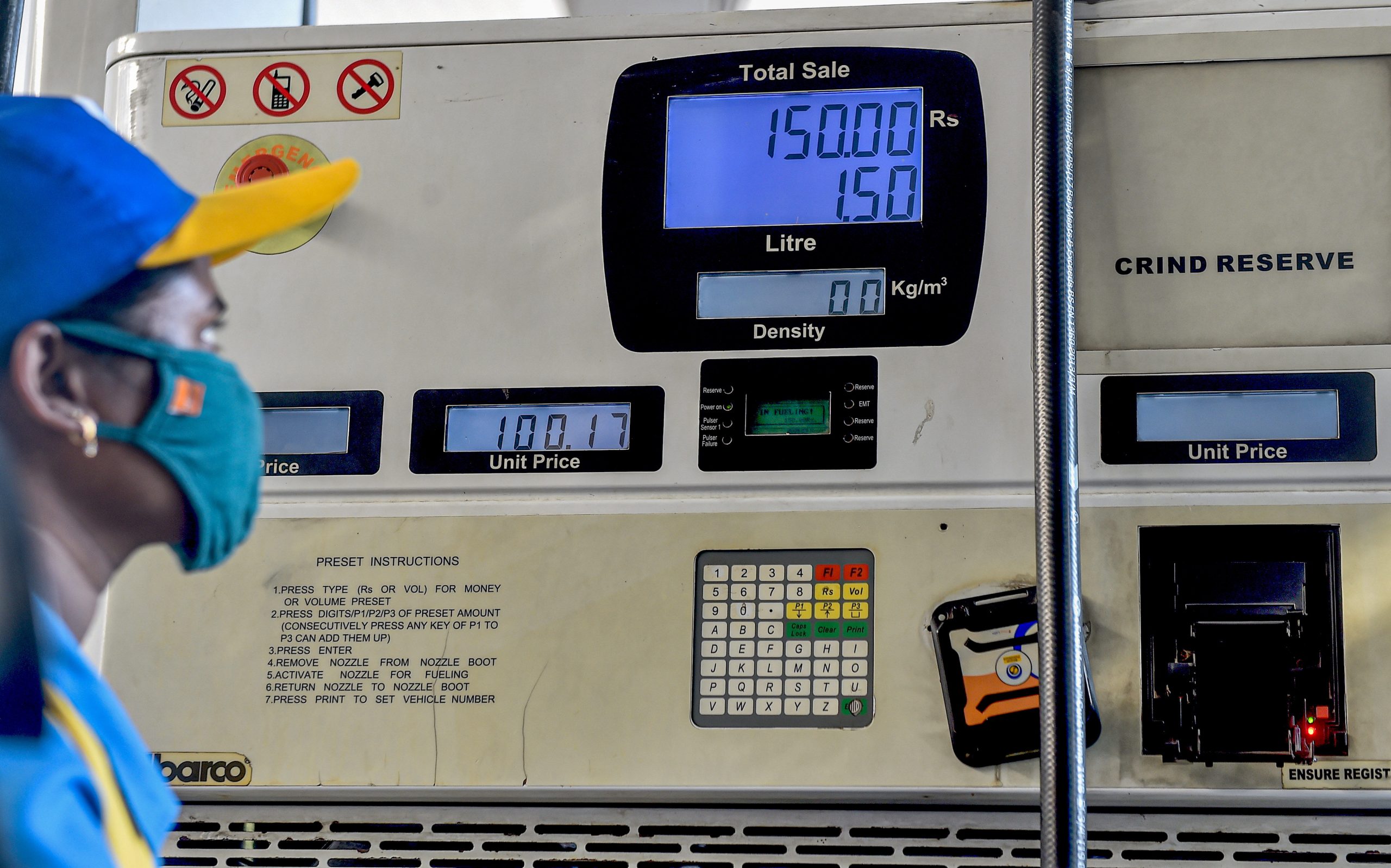 Petrol, diesel prices today: केंद्र सरकार ने एक्साइज ड्यूटी और राज्य ने हटाया VAT, यहां देखें ताजा रेट